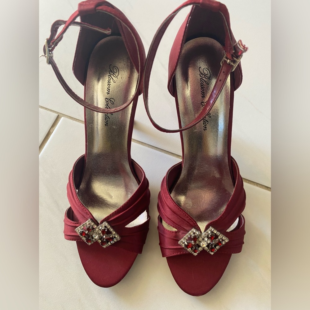 Blossom Collection. : Size 7 , Burgundy dressy heels